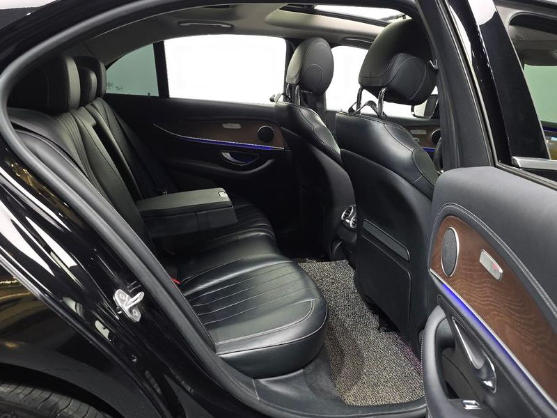 2017 Mercedes-Benz E-Class E300 4MATIC Exclusive photo 10