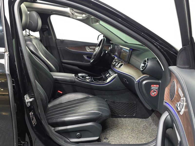 2017 Mercedes-Benz E-Class E300 4MATIC Exclusive photo 11