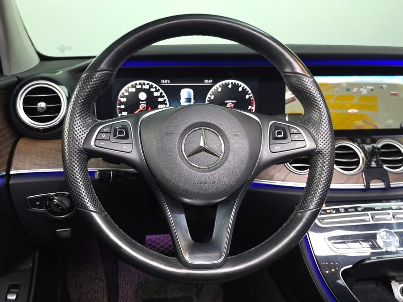 2017 Mercedes-Benz E-Class E300 4MATIC Exclusive photo 13
