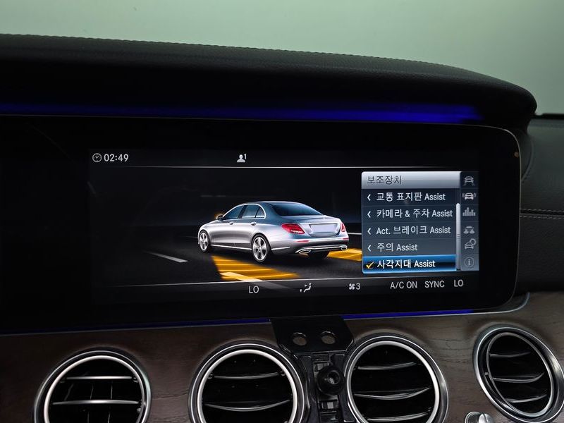 2017 Mercedes-Benz E-Class E300 4MATIC Exclusive photo 16