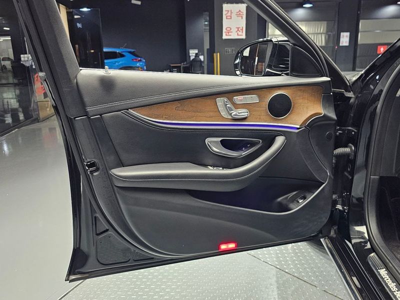 2017 Mercedes-Benz E-Class E220d Exclusive photo 24