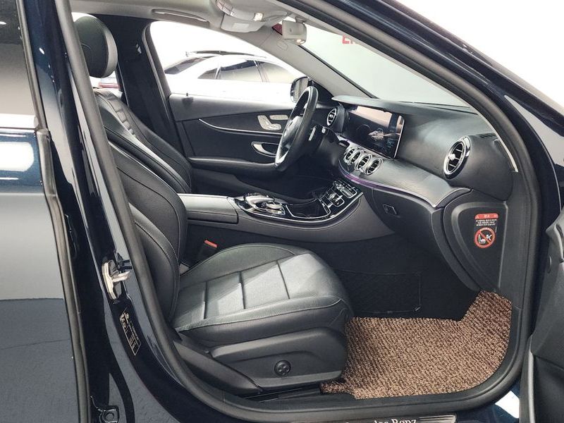 2017 Mercedes-Benz E-Class E300 Avantgarde photo 11