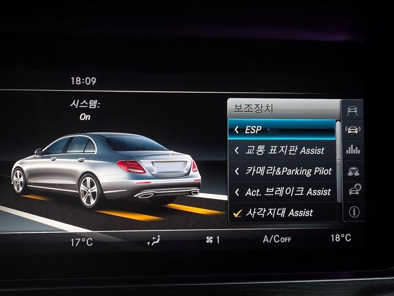 2017 Mercedes-Benz E-Class E300 4MATIC Avnatgarde photo 17