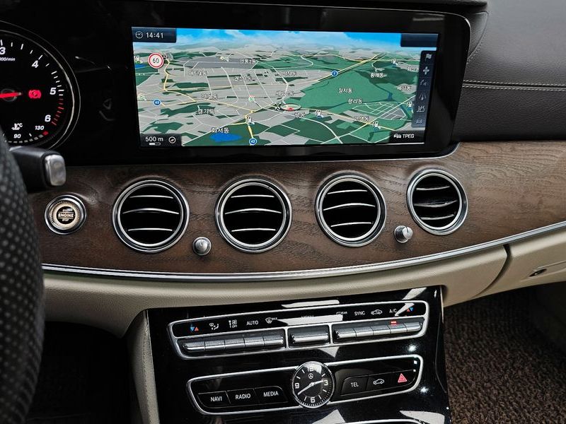 2017 Mercedes-Benz E-Class E220d Exclusive photo 14