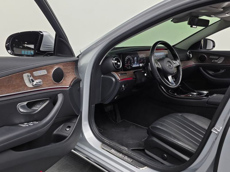 2017 Mercedes-Benz E-Class E300 4MATIC Exclusive photo 10