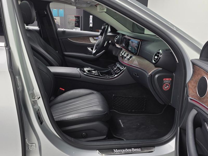 2017 Mercedes-Benz E-Class E300 4MATIC Exclusive photo 11