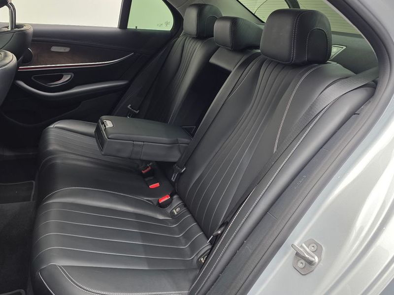 2017 Mercedes-Benz E-Class E300 4MATIC Exclusive photo 12