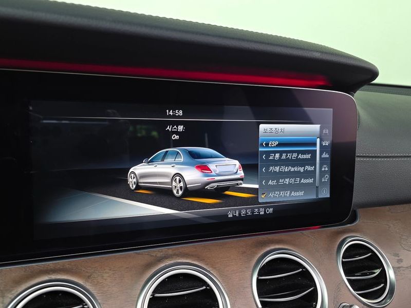 2017 Mercedes-Benz E-Class E300 4MATIC Exclusive photo 16