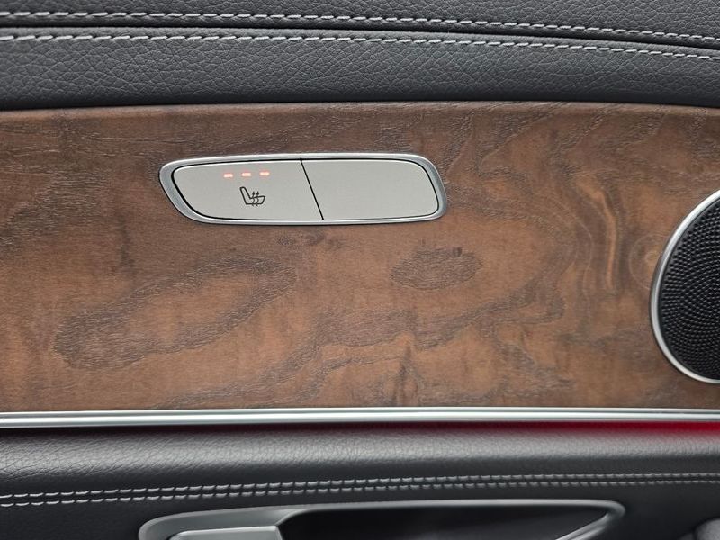 2017 Mercedes-Benz E-Class E300 4MATIC Exclusive photo 18