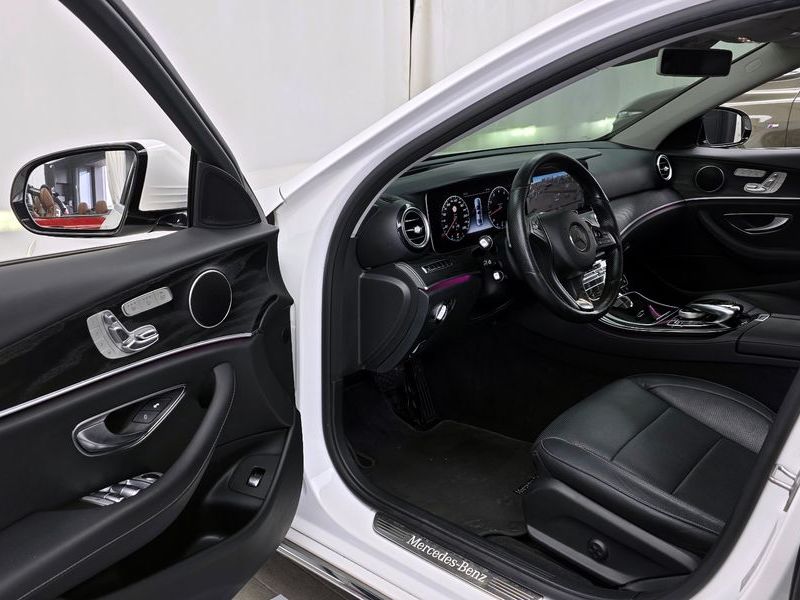 2017 Mercedes-Benz E-Class E300 Avantgarde photo 10