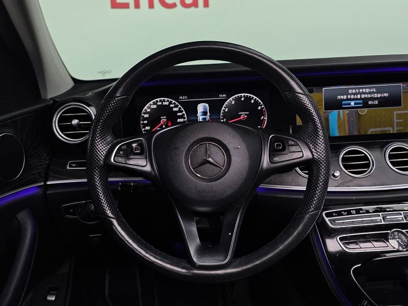 2017 Mercedes-Benz E-Class E300 4MATIC Avnatgarde photo 12