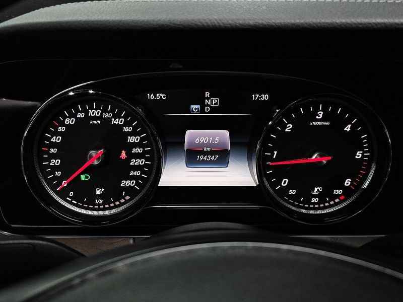 2017 Mercedes-Benz E-Class E220d 4MATIC Exclusive photo 8