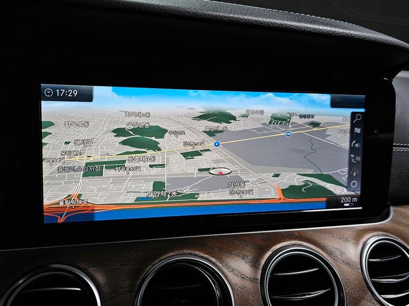 2017 Mercedes-Benz E-Class E220d 4MATIC Exclusive photo 14