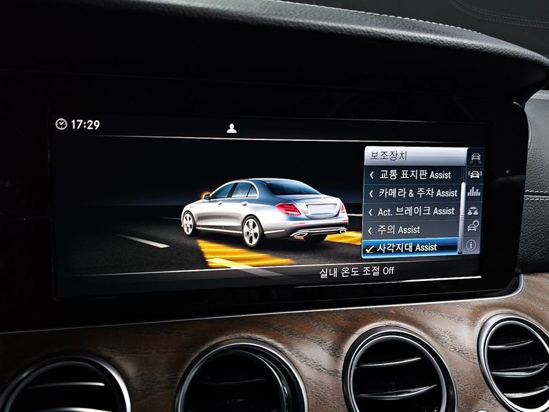 2017 Mercedes-Benz E-Class E220d 4MATIC Exclusive photo 18