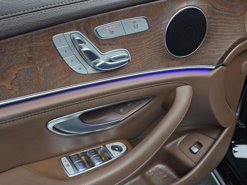 2017 Mercedes-Benz E-Class E220d Exclusive photo 18