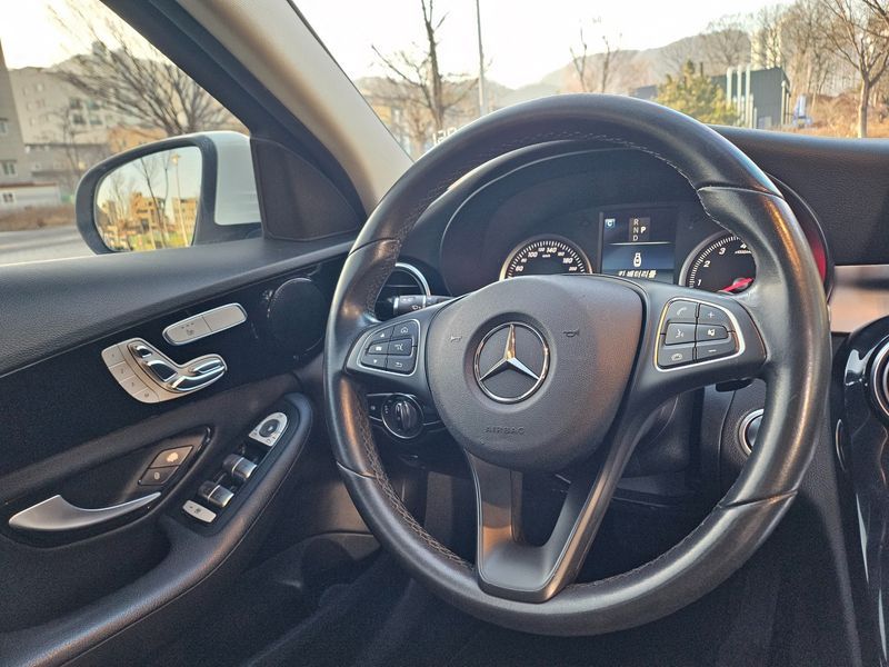 2017 Mercedes-Benz C-Class C200 photo 17