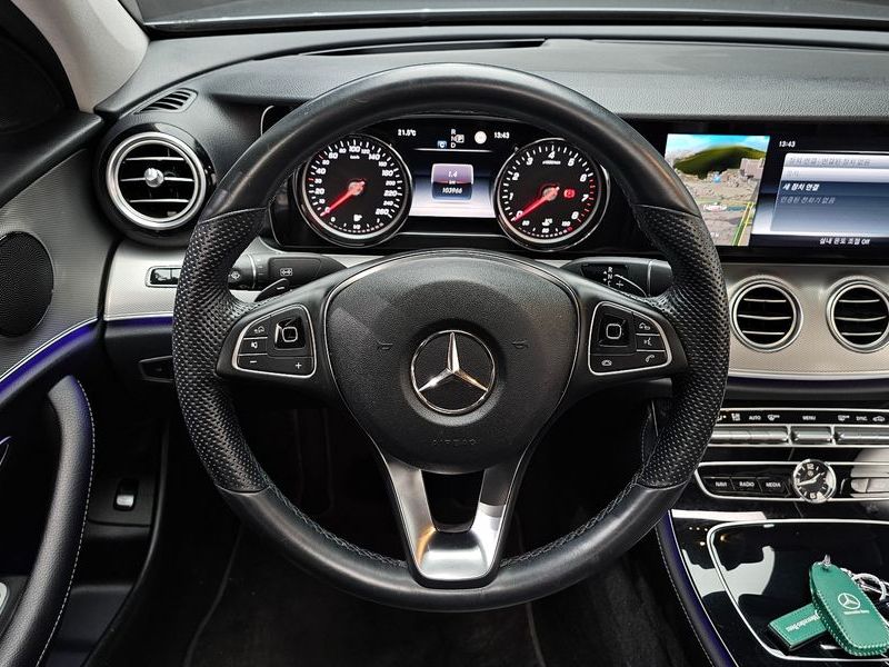 2017 Mercedes-Benz E-Class E200 Avantgarde photo 12