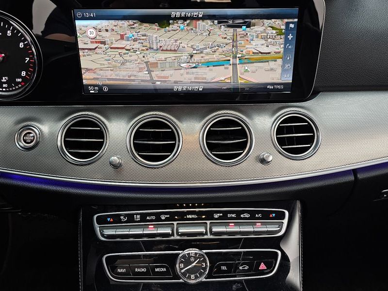 2017 Mercedes-Benz E-Class E200 Avantgarde photo 13