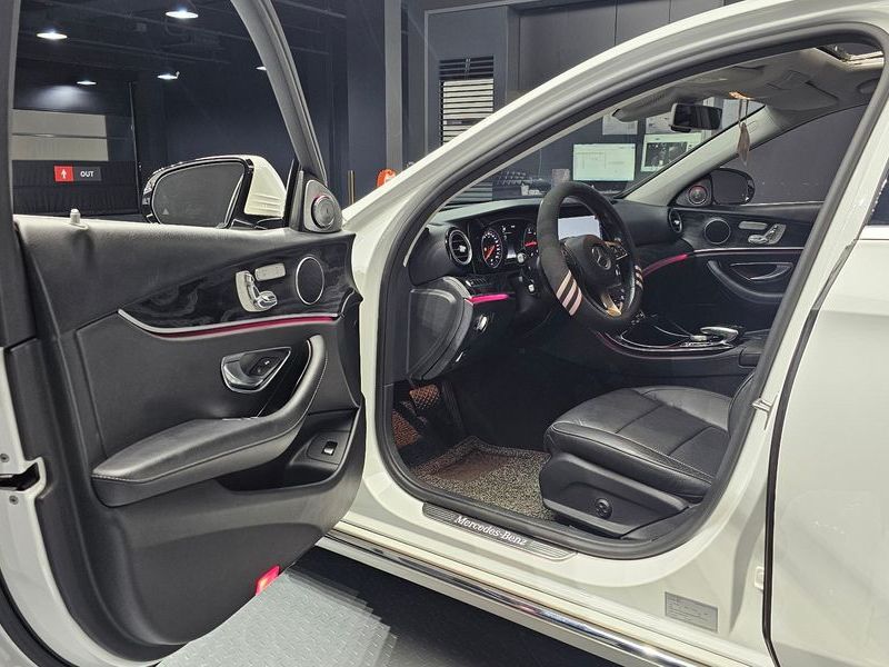 2017 Mercedes-Benz E-Class E220d Avantgarde photo 10