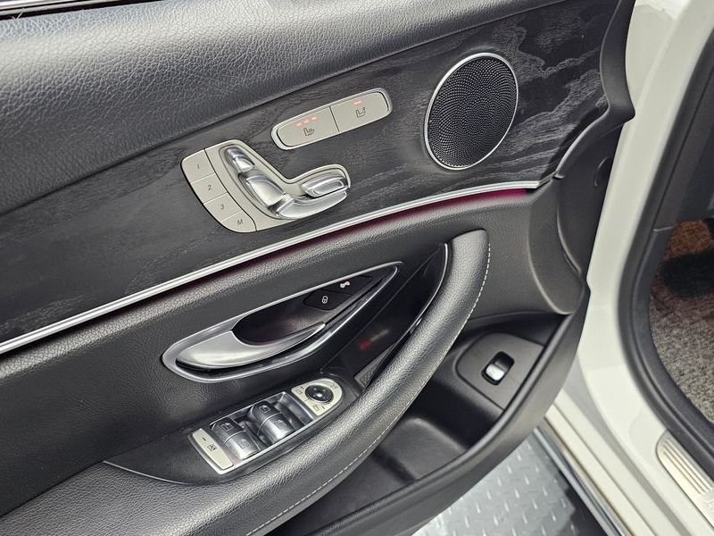 2017 Mercedes-Benz E-Class E220d Avantgarde photo 17