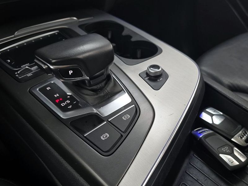 2019 Audi Q7 45 TFSI Quattro photo 9