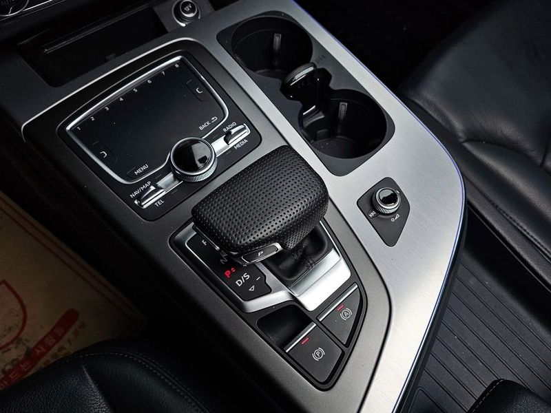 2019 Audi Q7 45 TFSI Quattro photo 9