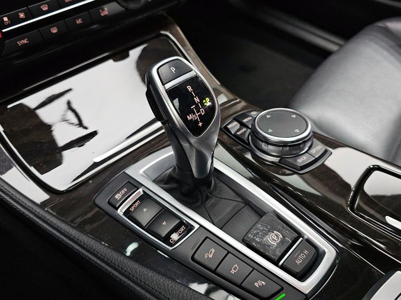 2015 BMW 5 Series 528i xDrive photo 9