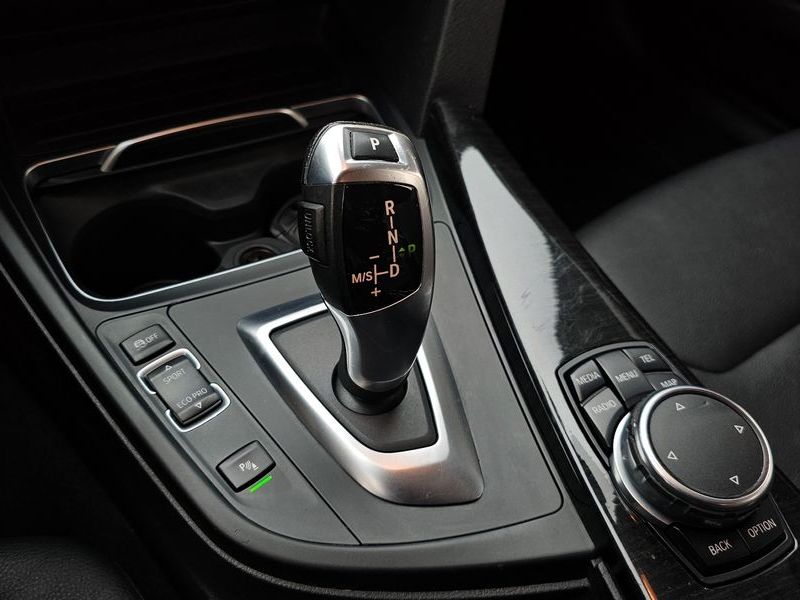 2016 BMW 3 Series GT 320d photo 9