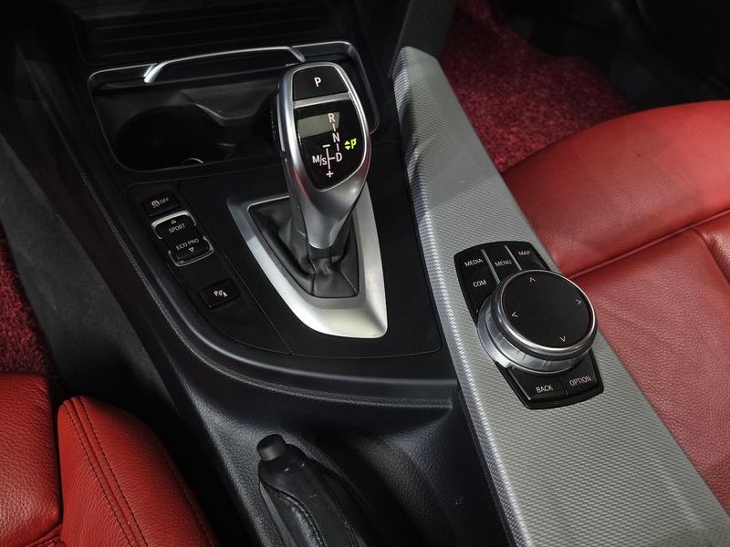 2017 BMW 3 Series 330i M Sport photo 9