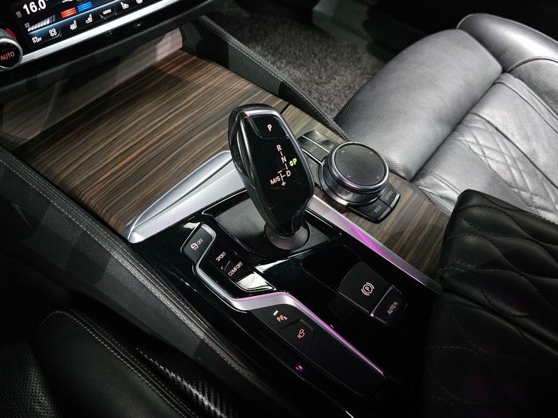 2017 BMW 5 Series 530i xDrive M Sport Package Plus photo 9