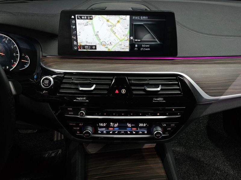 2017 BMW 5 Series 530i xDrive M Sport Package Plus photo 14