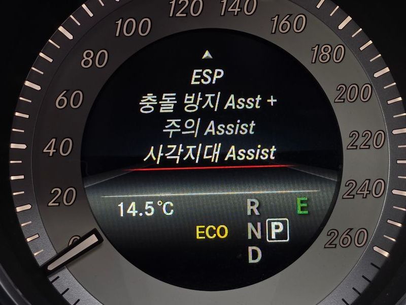 2015 Mercedes-Benz E-Class E220 Bluetec Avantgarde Sport photo 16