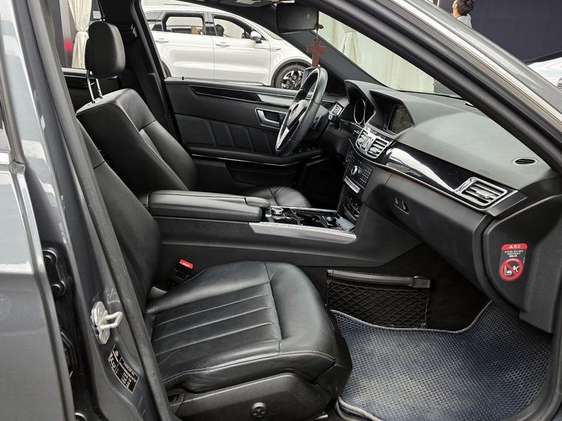 2016 Mercedes-Benz E-Class E300 4MATIC Avantgarde photo 11