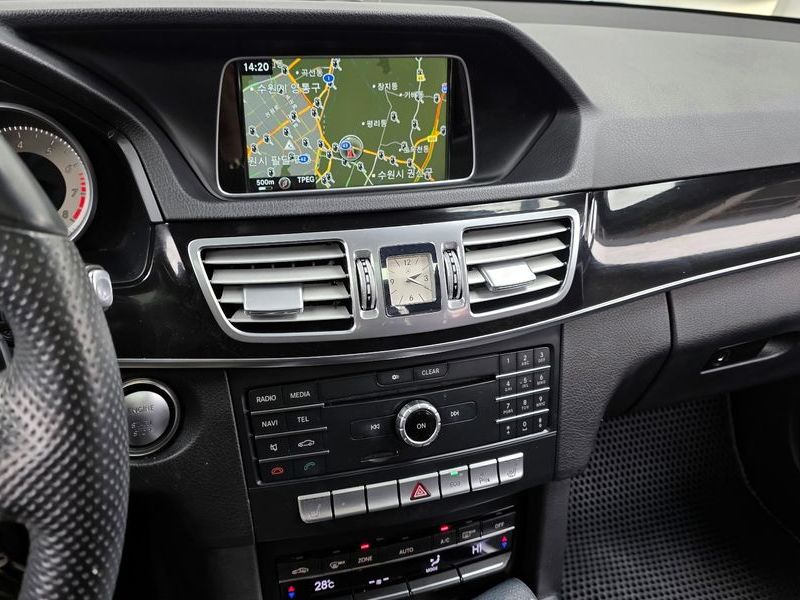 2016 Mercedes-Benz E-Class E300 4MATIC Avantgarde photo 14