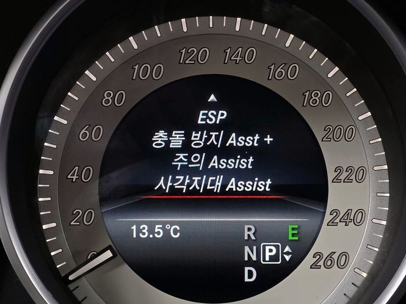 2016 Mercedes-Benz E-Class E300 4MATIC Avantgarde photo 16