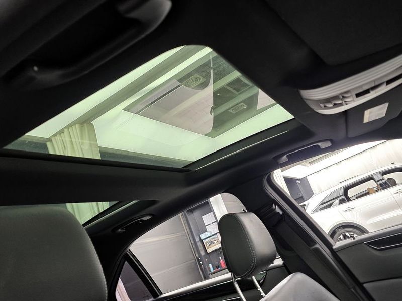 2016 Mercedes-Benz E-Class E300 4MATIC Avantgarde photo 17