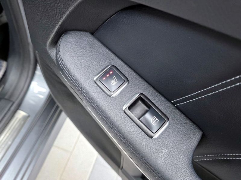 2016 Mercedes-Benz E-Class E300 4MATIC Avantgarde photo 19