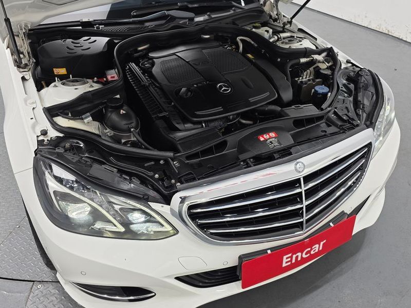 2016 Mercedes-Benz E-Class E300 Elegance photo 7