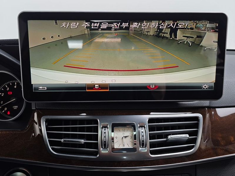 2016 Mercedes-Benz E-Class E300 Elegance photo 13