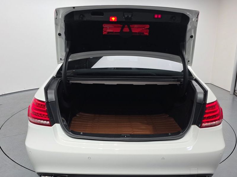 2016 Mercedes-Benz E-Class E300 Elegance photo 19