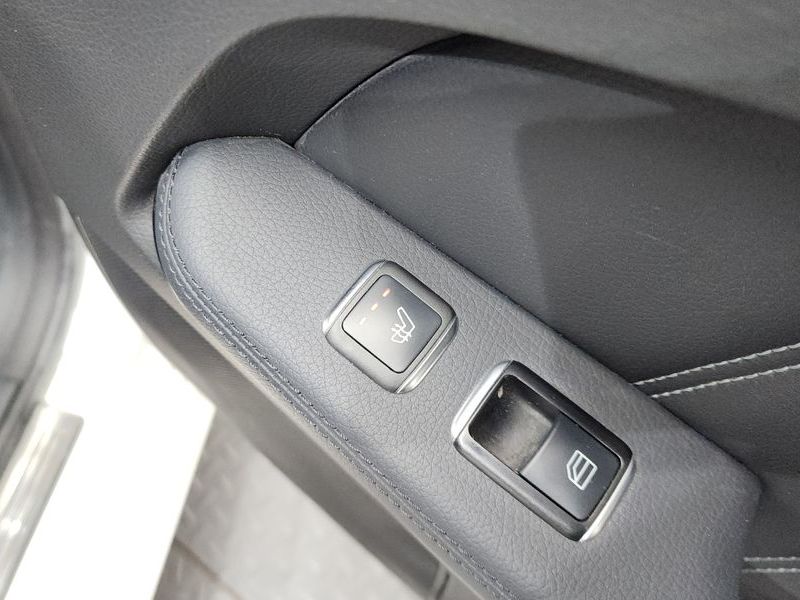 2016 Mercedes-Benz E-Class E250 BlueTec 4MATIC AV photo 19