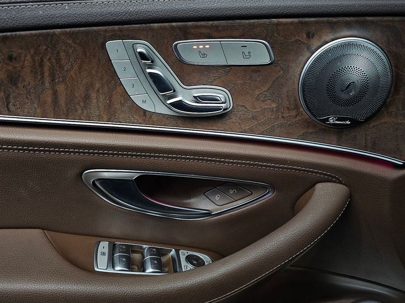 2017 Mercedes-Benz E-Class E220d Exclusive photo 12