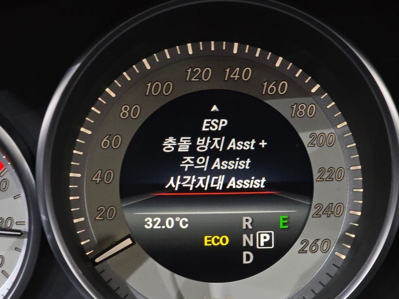 2015 Mercedes-Benz E-Class E220 Bluetec Avantgarde Sport photo 16