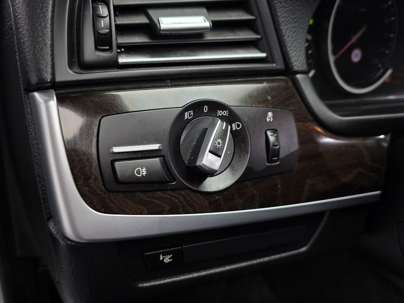 2015 BMW 5 Series 528i photo 17
