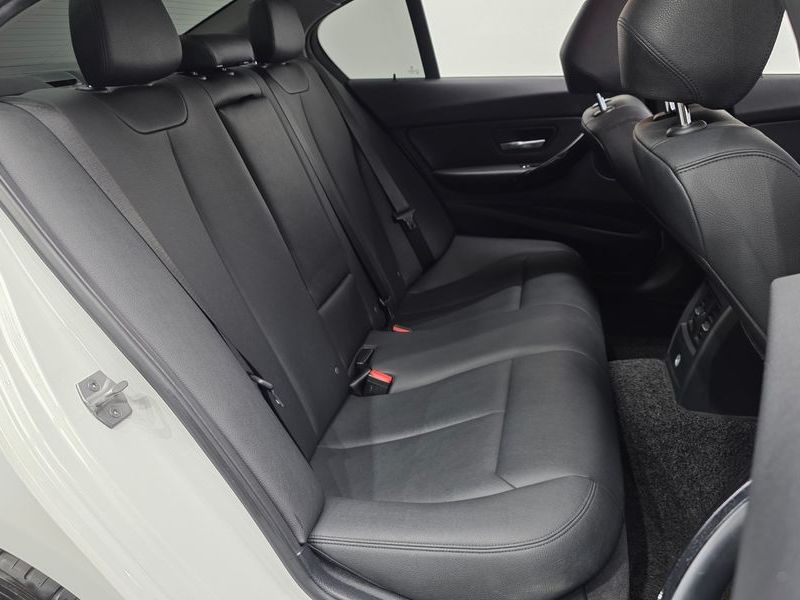 2016 BMW 3 Series 320d photo 12