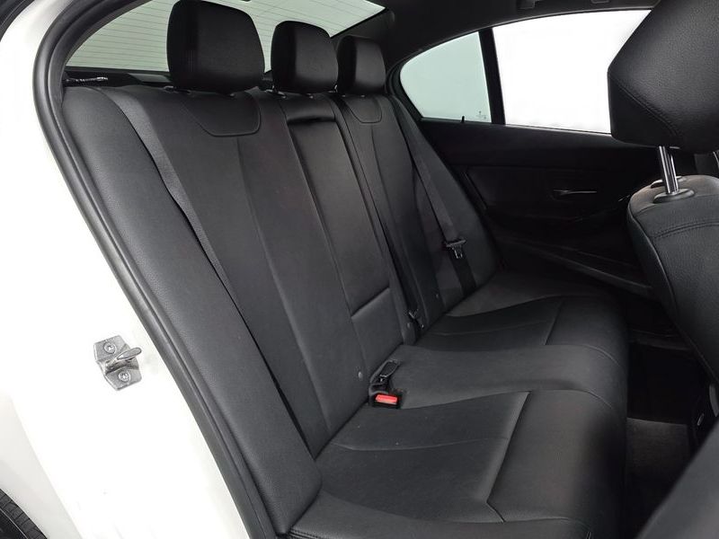 2015 BMW 3 Series 320d photo 12