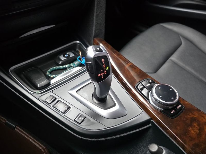 2015 BMW 3 Series 320d photo 9