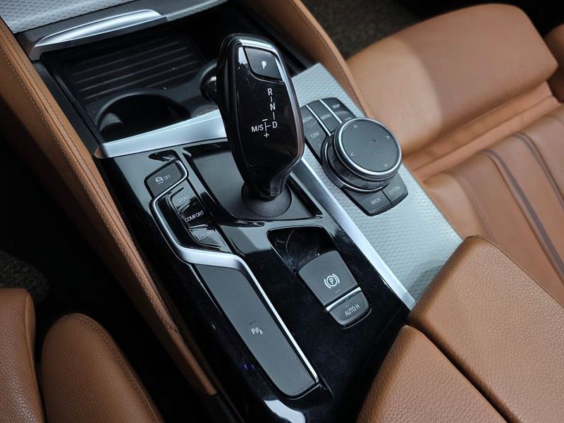 2017 BMW 5 Series 520d M Sport package photo 9