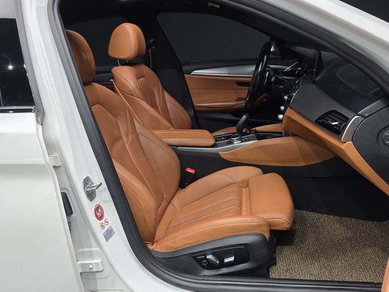 2017 BMW 5 Series 520d M Sport package photo 11