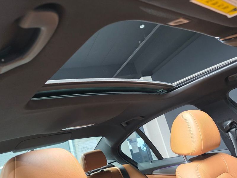 2017 BMW 5 Series 520d M Sport package photo 18
